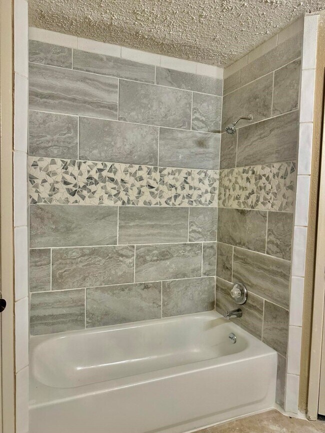 Building Photo - 15802 Kenbrook Dr