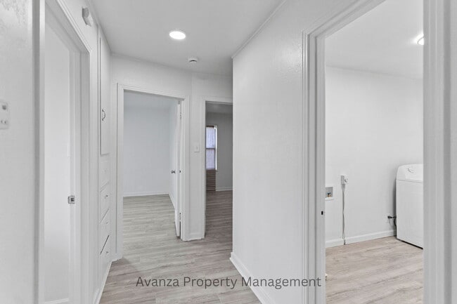 Building Photo - Fresno Mayfair District - 3 Bedroom Home  1 Year Lease