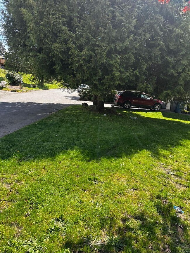 Building Photo - Ready to Move in Refreshed Ramber!