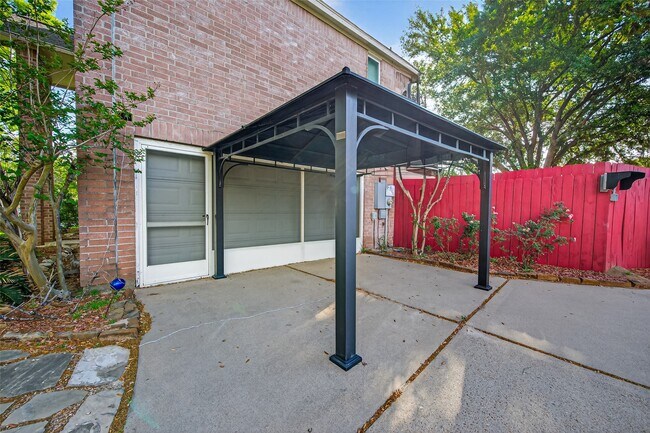 Building Photo - 6710 Creek Village Dr