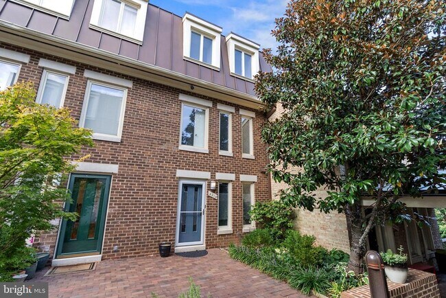 Building Photo - 4214 Embassy Park Dr NW