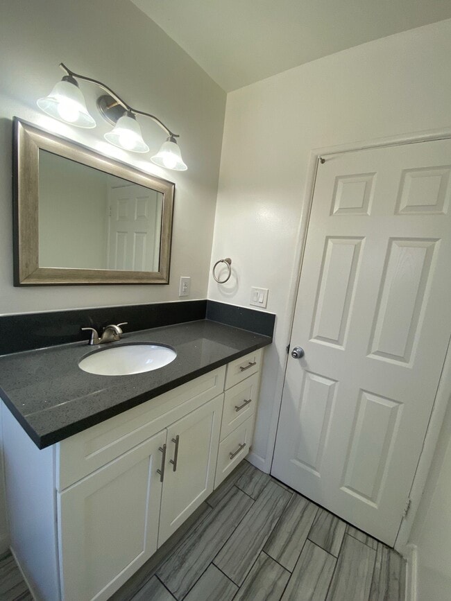 Building Photo - 1411 College View Dr