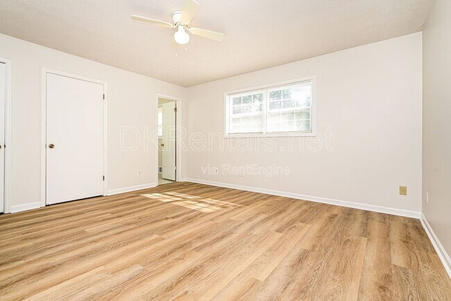 Building Photo - 2807 Hickory Ln