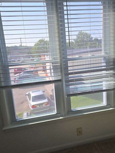 Building Photo - 2062 Elmhurst Ln