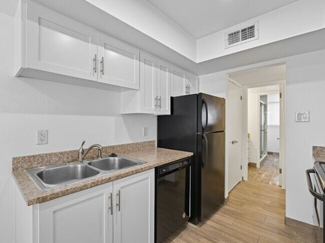 Building Photo - 6700 Escondido Dr
