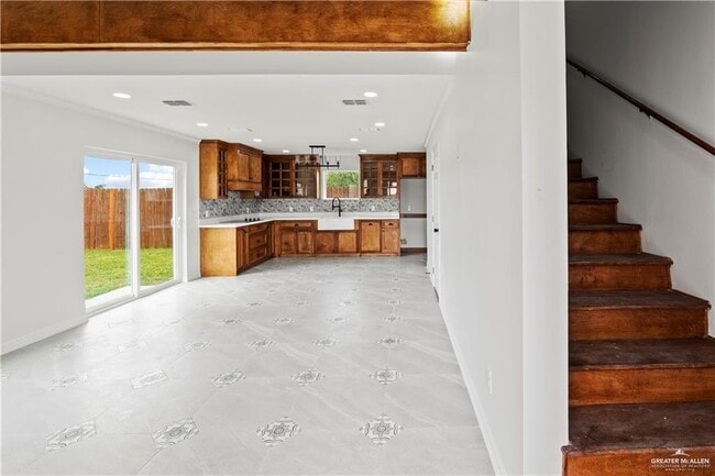 Building Photo - 10 Karen Dr