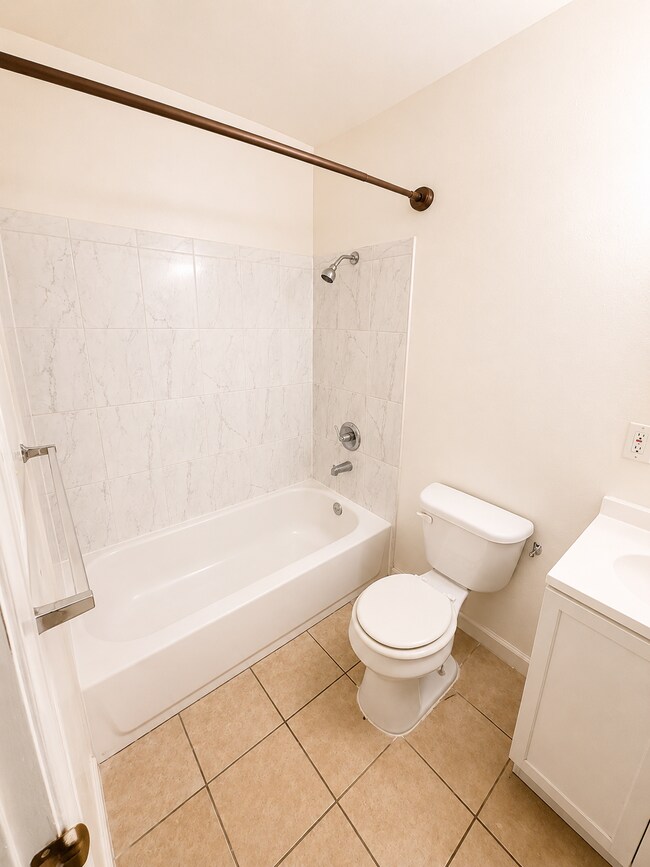 Building Photo - $1595 Moves You In - No August 2026 Rent - Two Bedroom must see! Parking On Site - Laundry On Site