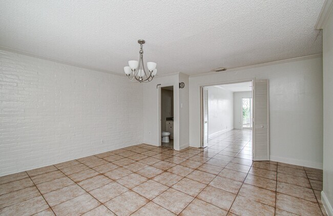 Building Photo - 823 S Ripple Creek Dr