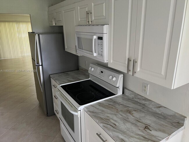 Building Photo - 1400 SW 124th Terrace