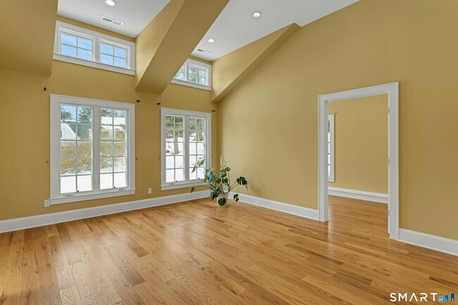 Building Photo - 19 Robin Hood Ln