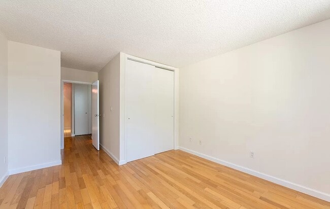 Building Photo - SPACIOUS ONE BEDROOM APARTMENT