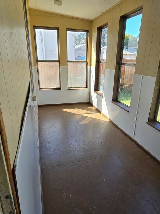 Building Photo - Beautiful 3 Bedroom