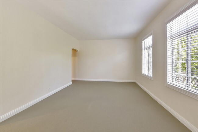 Building Photo - Bright TOP FLOOR 1-Bedroom Apartment in He...