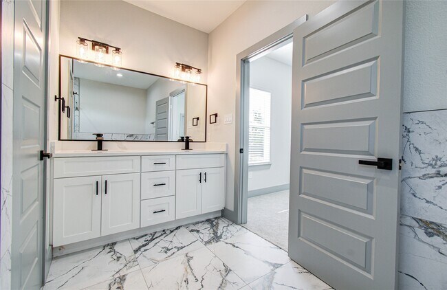 Building Photo - 835 S Victory Dr