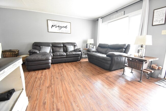 Building Photo - 3 Bedroom 2 Bath: Pets Considered