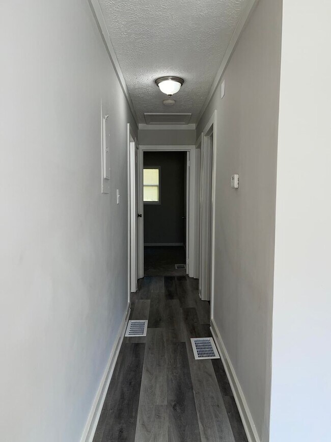 Building Photo - Renovated 3 Bed/1 Bath Ranch