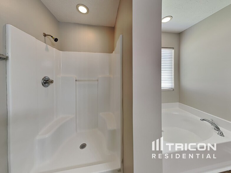 Building Photo - 2506 Lakeside Dr