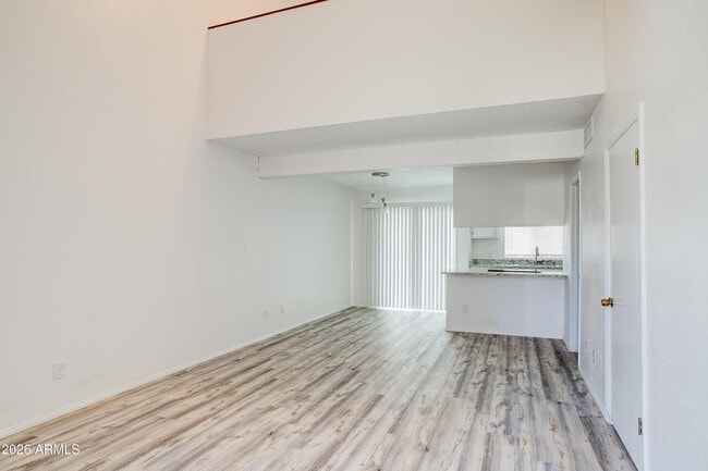 Building Photo - 2215 W Augusta Ave