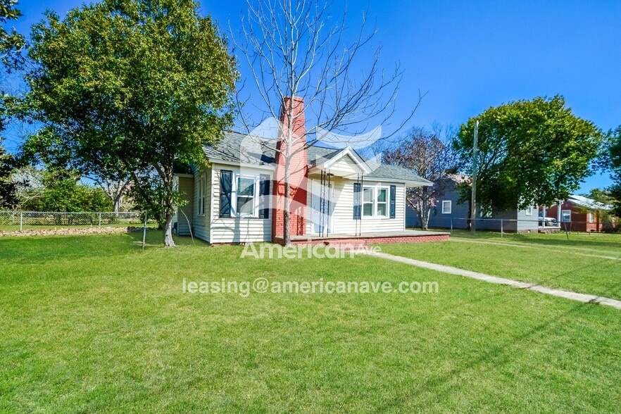 Building Photo - 304 S Pine St