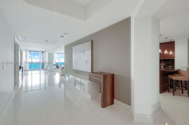 Building Photo - 2711 S Ocean Dr