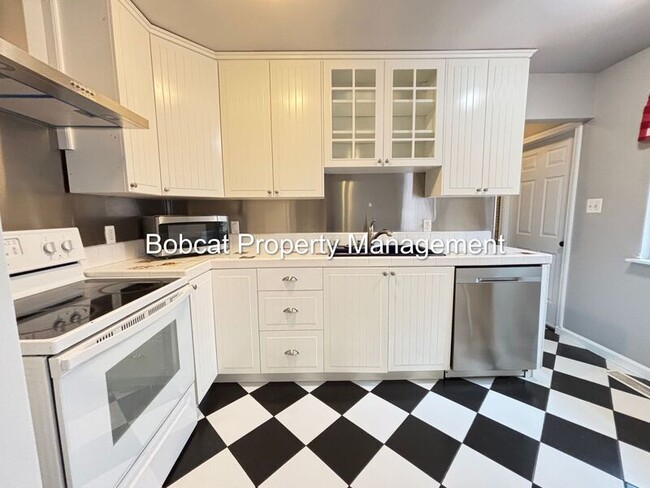 Building Photo - 708 Highland St