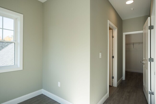 Building Photo - 1000 US-1