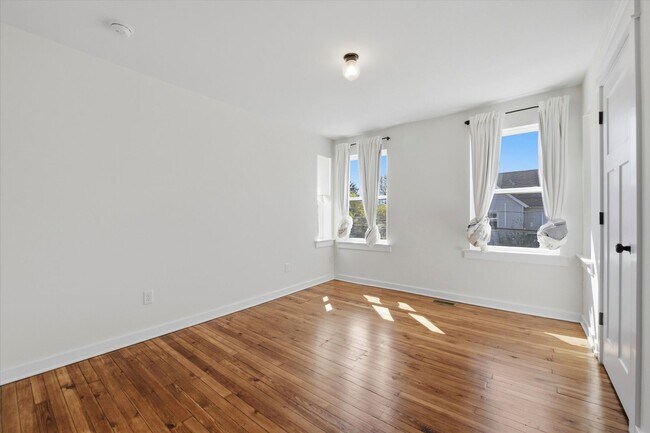 Building Photo - Charming Updated 4B/2.5B Home with Fenced Yard & Parking Included