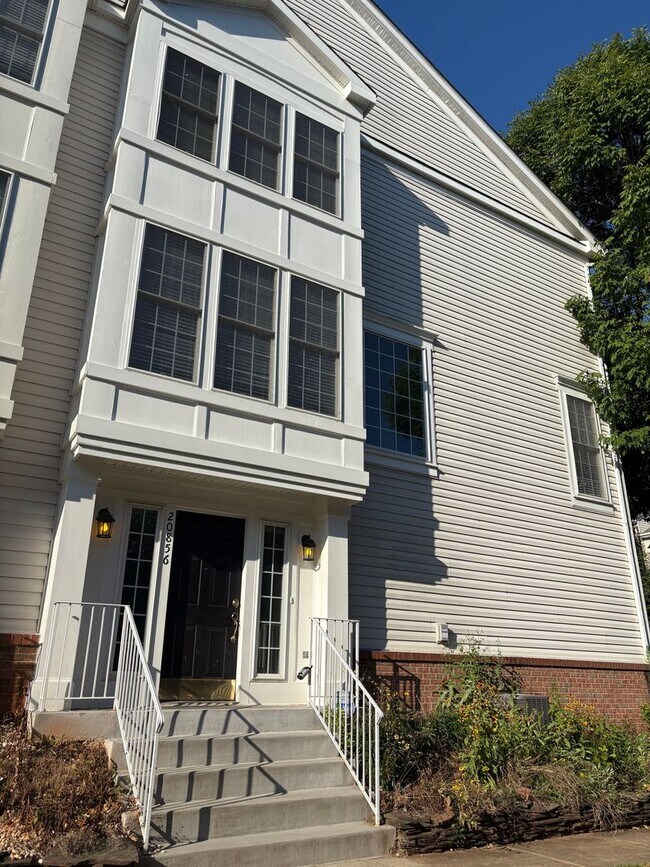 Building Photo - Immaculate 3 Bed 2 Full & 2 Half Bath End ...
