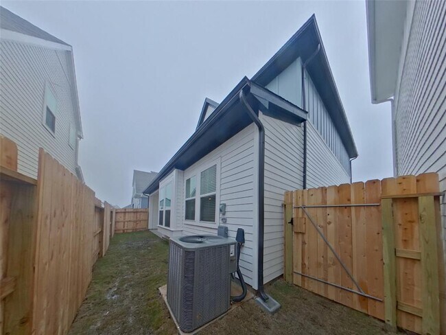 Building Photo - 4930 San Fabiano Ct