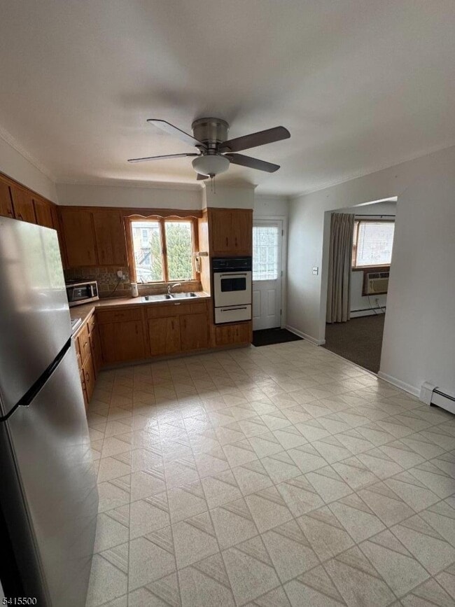 Building Photo - 83 Maple Ave