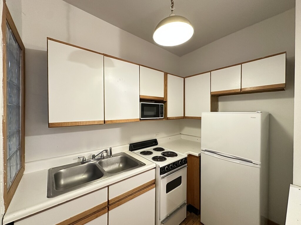 Building Photo - 634 W Barry Ave