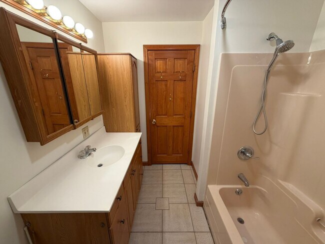 Building Photo - Beautiful 4 Bed / 2 Bath, Single Family Home. Close to Downtown Northampton!