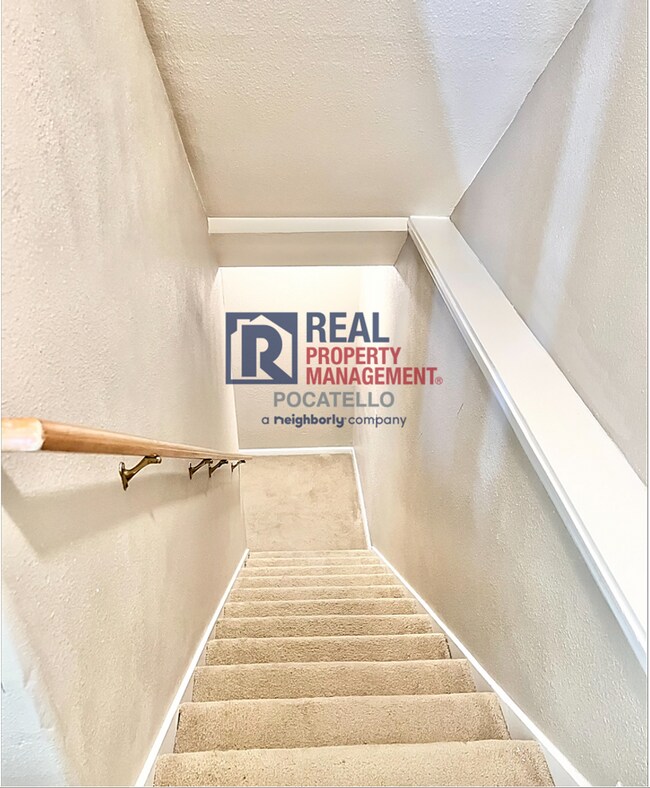 Building Photo - 4 Bedroom 1.5 Bath Townhome