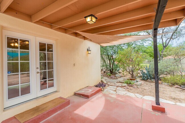 Building Photo - 2333 E Drachman St