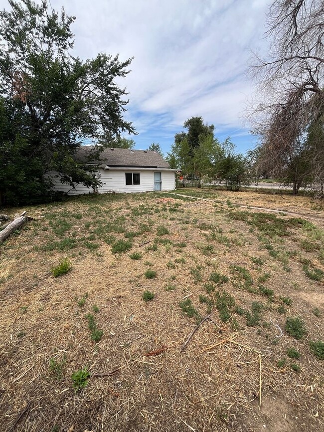 Building Photo - 3 Bedroom 1 Bathroom Ranch in East Denver!