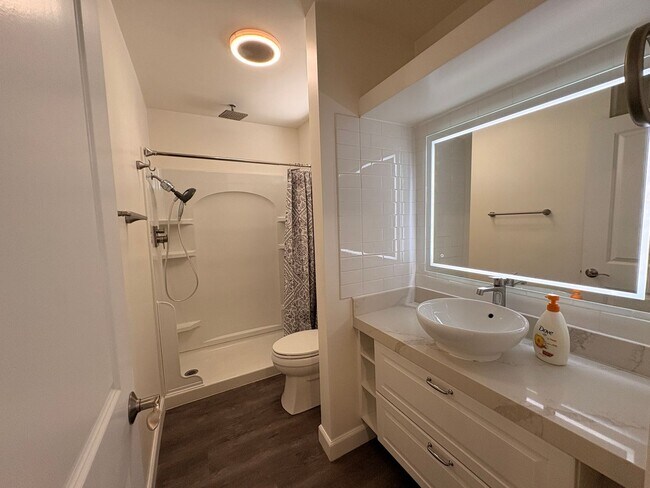 Building Photo - ***MOVE-IN SPECIAL*** AVAILABLE NOW! 2 Bedroom 2 bathroom upstairs unit located in Ontario