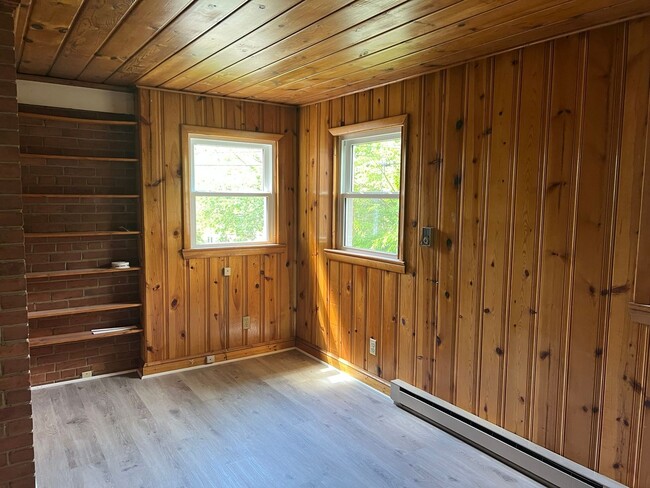Building Photo - Renovated Rambler Close to Walter Reed, NI...