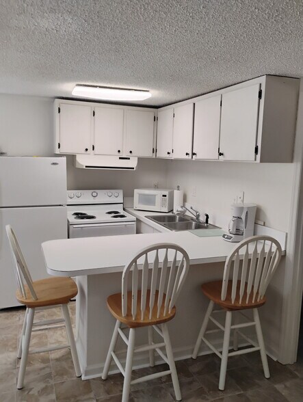 Full Kitchen with kitchenware - 706 Walston Ave