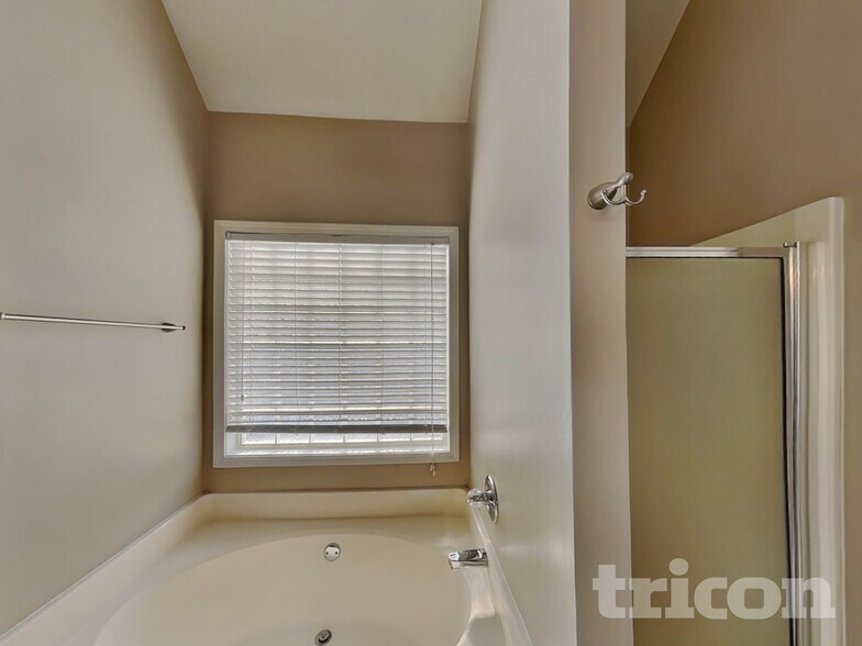 Building Photo - 903 Ember Ct