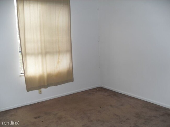 Building Photo - 2 br, 1.5 bath Townhome - 4855 Moreland Drive