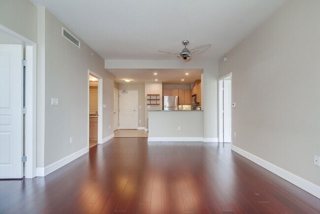 Building Photo - Modern 2 bed / 2 bath Condo in Little Ital...