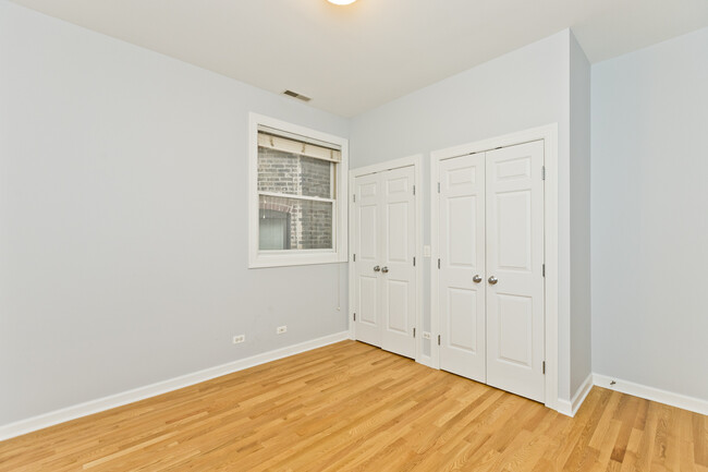 Building Photo - Adorable 2 bed condo with modern amenities...