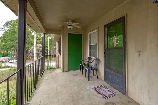 Building Photo - MOVE-IN READY WITH LAUNDRY IN UNIT!!