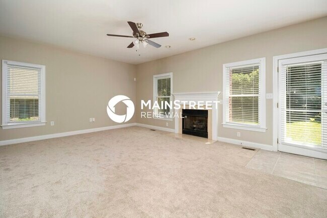 Building Photo - 5 Bedroom Pet-Friendly Home in Charlotte, NC with Main Street Renewal