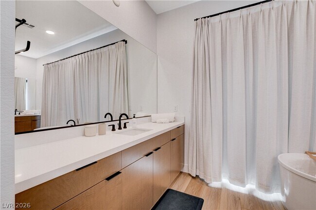 Building Photo - 779 Willits St