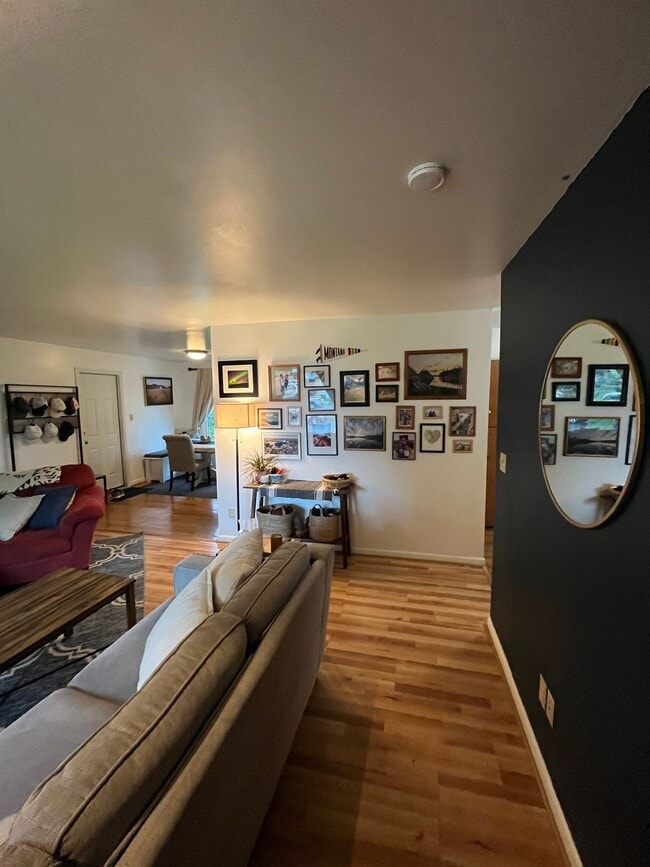 Building Photo - FULLY FURNISHED Midtown Three Bedroom Spac...