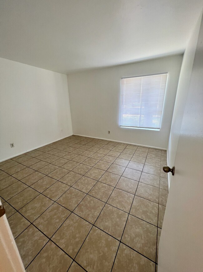 Building Photo - Brenda Arms