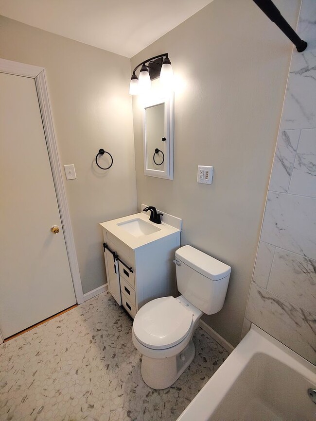 Building Photo - *Well-Maintained & Spacious 3BD/1.5BA Single Family Home Available in Baldwin*