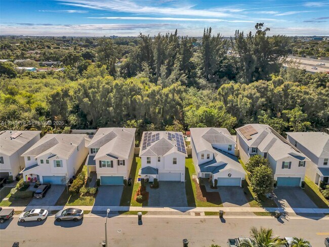 Building Photo - 1827 Lake Cove Dr