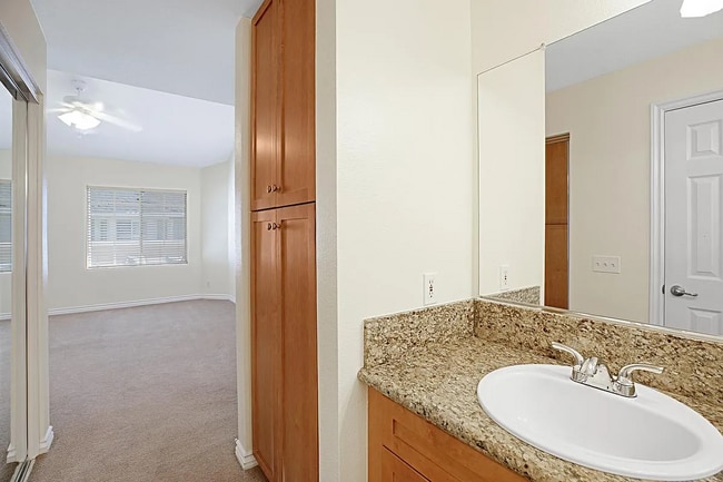 Building Photo - Unit 28E